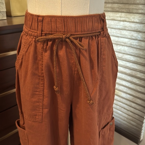 Woman's Melrose and Market Barrel Leg Utility Pants in Rust Sequoia. Size xs - Picture 8 of 8